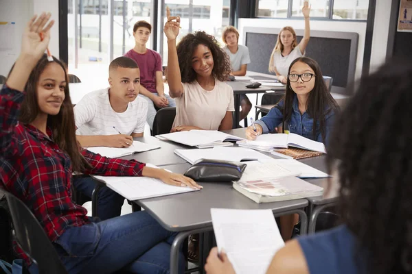 Schoolkinderen verhogen handen — Stockfoto