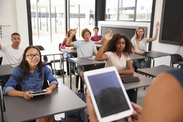 Estudantes levantando as mãos em classe — Fotografia de Stock