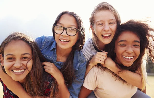 Teenager-Mädchen huckepack im Freien — Stockfoto