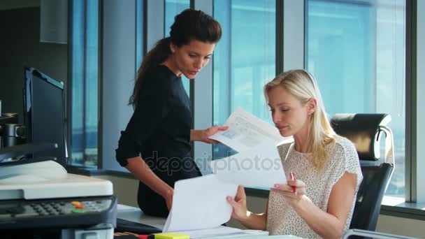 Две деловые женщины обсуждают в офисе — стоковое видео