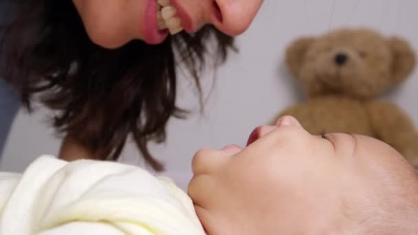 Mãe brincando com o bebê filho — Vídeo de Stock