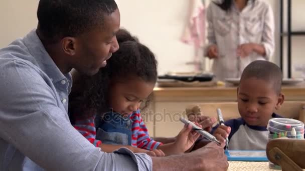 Padre e hijos dibujando — Vídeo de stock