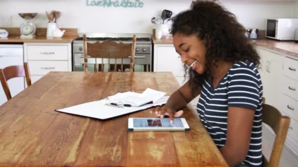 Chica adolescente con tableta digital — Vídeo de stock