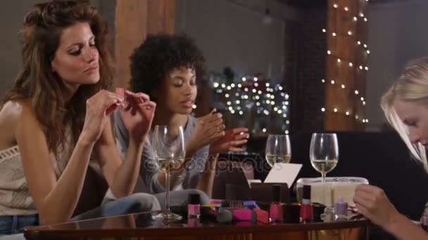 Amis féminins faisant des ongles — Video