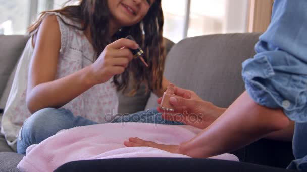 Daughter Painting Mother 's Nails — стоковое видео