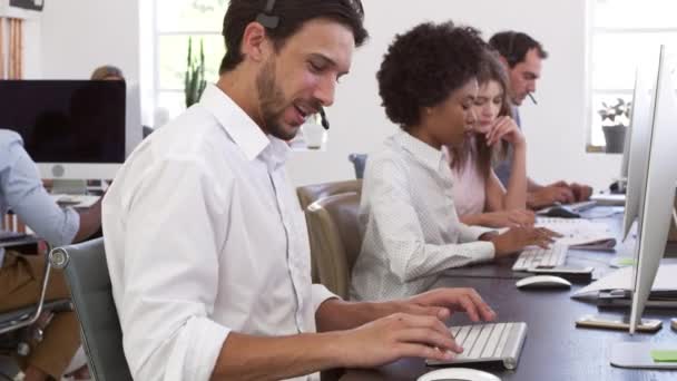 Colegas trabajando en computadoras en la oficina — Vídeos de Stock