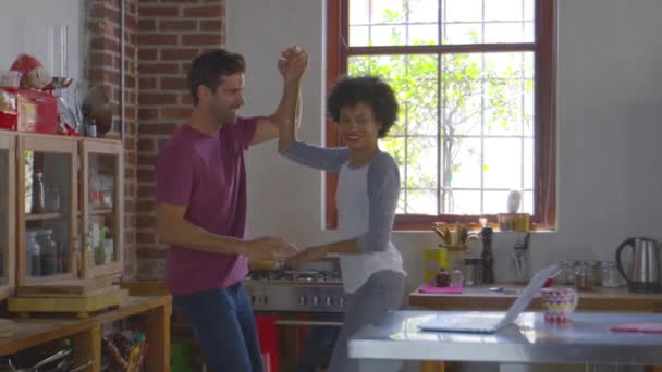 Ζευγάρι που χορεύει στην κουζίνα — Αρχείο Βίντεο
