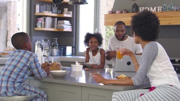 Familie genießt Frühstück am Morgen — Stockvideo