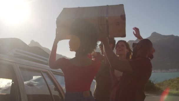 Freunde laden Gepäck auf Auto — Stockvideo