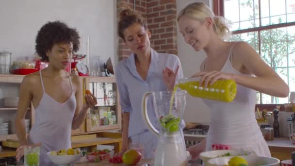 Přátelé dělat smoothies v kuchyni — Stock video