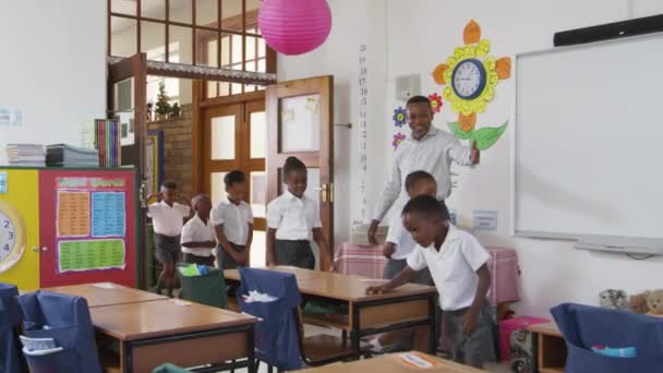 Maestro saludando a niños en el aula de la escuela — Vídeos de Stock