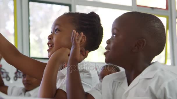 Niños contando en voz alta — Vídeo de stock