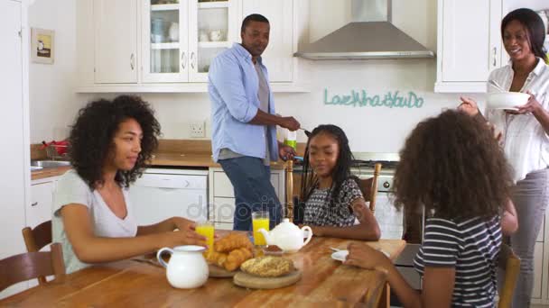 Familjen äter frukost i köket — Stockvideo