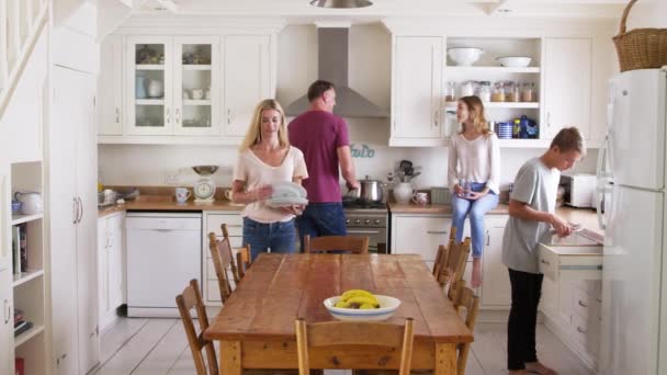 Familjen förbereder frukost i köket — Stockvideo