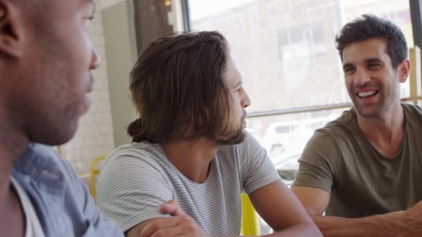 Мужская встреча друзей в кафе — стоковое видео