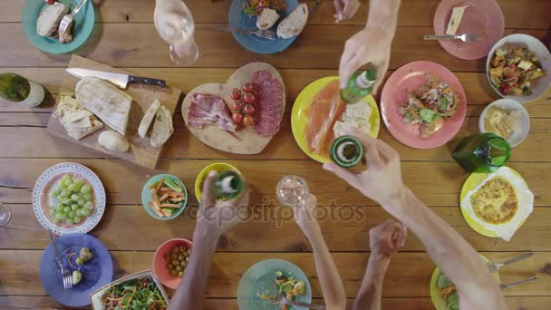 Друзья делают тосты за обеденным столом — стоковое видео