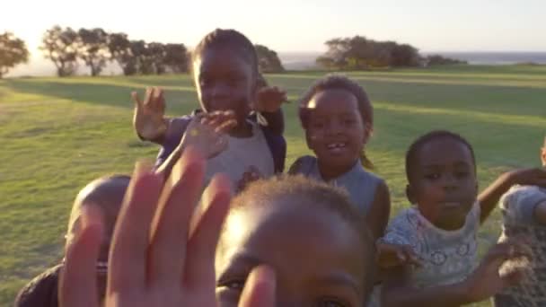 Niños saludando a la cámara — Vídeo de stock