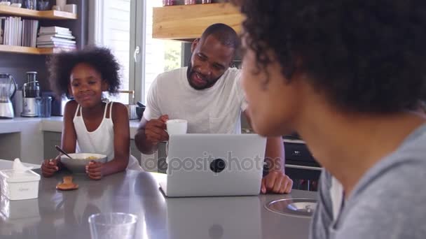 Familie genießt gemeinsames Frühstück am Morgen — Stockvideo