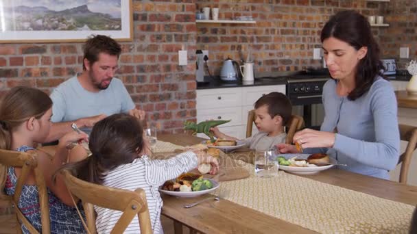 Rodzina jedzenie posiłek — Wideo stockowe