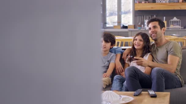 Famiglia guardando la televisione — Video Stock