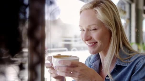 Vriendinnen bijeenkomst In Coffee Shop — Stockvideo