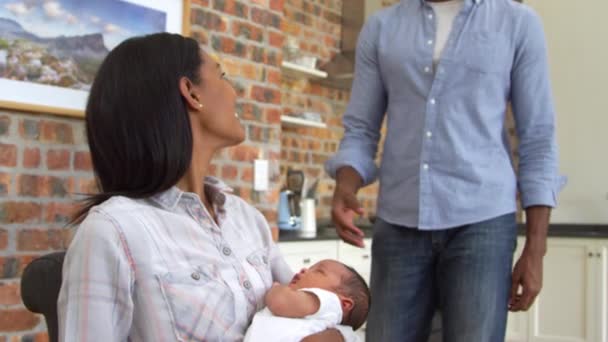 Mère tient le fils nouveau-né avec son père — Video