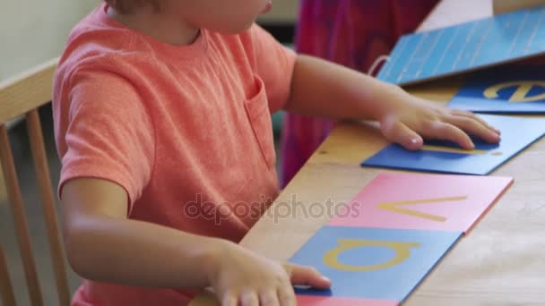 Школьники работают с буквами — стоковое видео