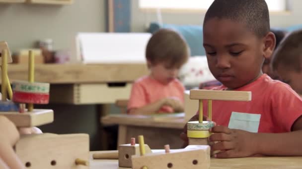 Leerlingen werken met houten gebouw — Stockvideo