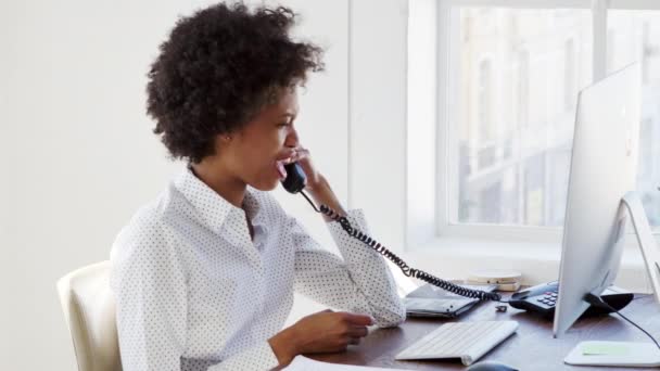 Mulher no telefone no escritório — Vídeo de Stock