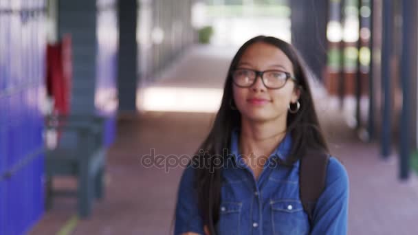Adolescente andando para a câmera — Vídeo de Stock