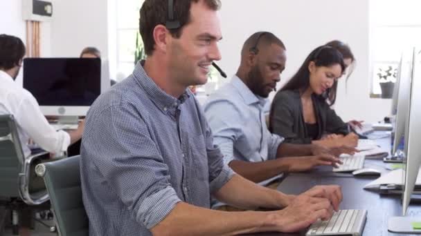 Colegas que trabalham em computadores no escritório — Vídeo de Stock