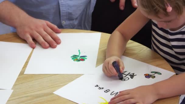 Ученики рисуют с оглядкой — стоковое видео