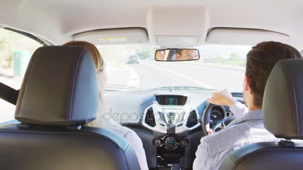 Pasangan muda dalam perjalanan di dalam mobil — Stok Video