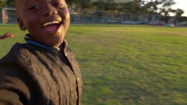 Niños corriendo y saludando a la cámara — Vídeos de Stock