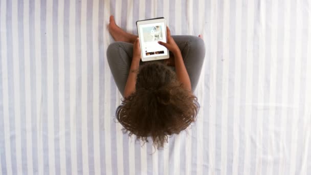 Teenager-Mädchen schaut auf digitales Tablet — Stockvideo