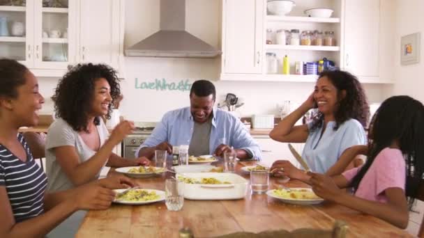 Familia con niños adolescentes comiendo comida — Vídeo de stock