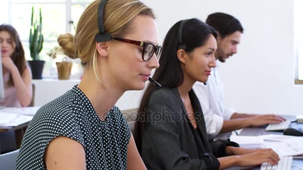 Femme dans le casque dans le bureau ouvert — Video