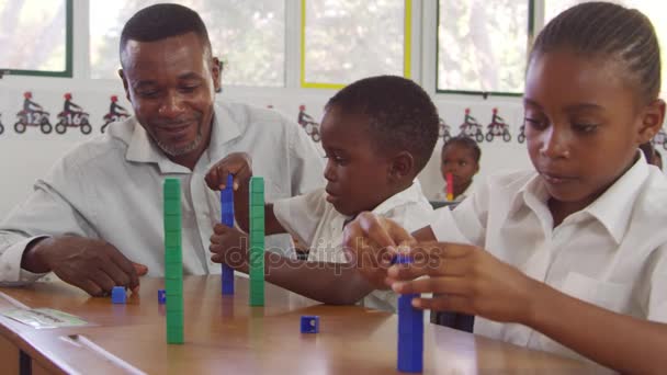 Lehrer hilft Kindern beim Zählen — Stockvideo