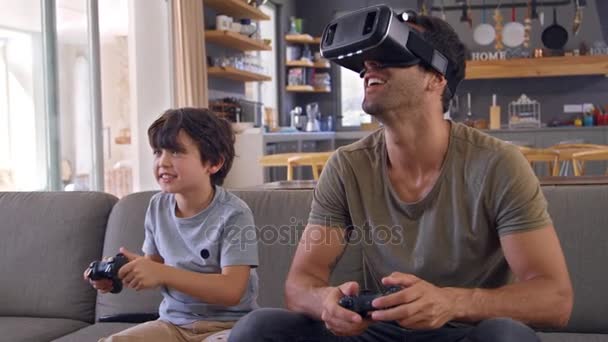 Padre e hijo usando auriculares VR — Vídeos de Stock