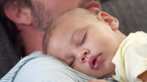 Bebek oğlum uyuyor tutan baba — Stok video
