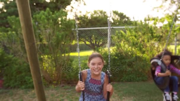 Dos chicas jugando al aire libre — Vídeos de Stock