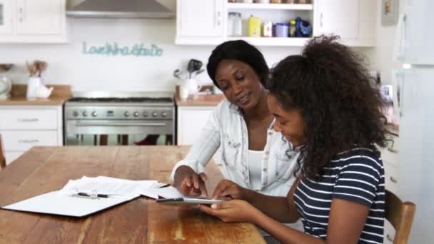 Segít anya tizenéves lánya házi feladatot — Stock videók