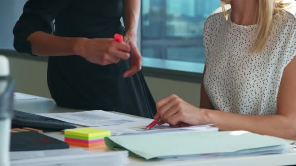 Дві бізнес-леді обговорюють в офісі — стокове відео