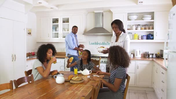 Famille petit déjeuner dans la cuisine — Video