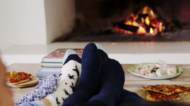 Familie wärmt Füße am offenen Feuer — Stockvideo