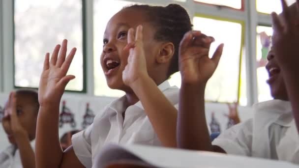 Děti počítání prstů ve škole — Stock video