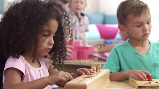 Leerlingen werken met Shape puzzels — Stockvideo
