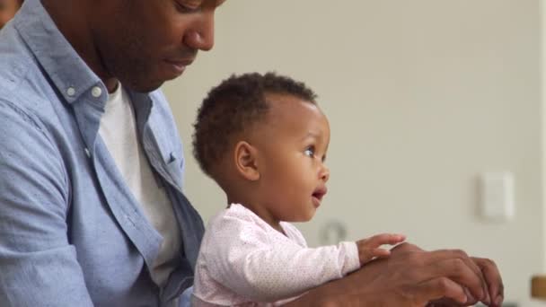 Padre e hija del bebé usando el ordenador portátil — Vídeos de Stock