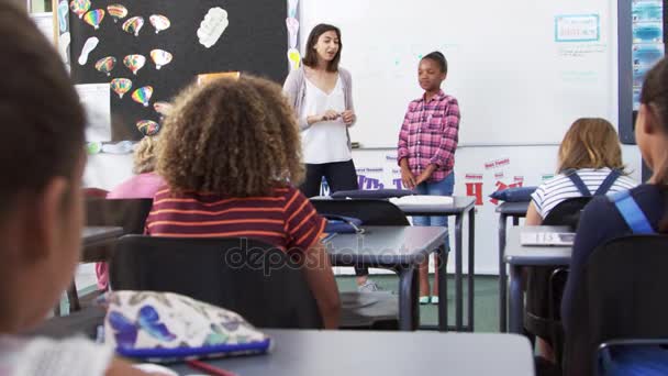 Lehrer und Schüler in der Nähe von Whiteboard — Stockvideo