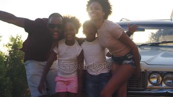 Семья, стоящая рядом с классическим автомобилем — стоковое видео